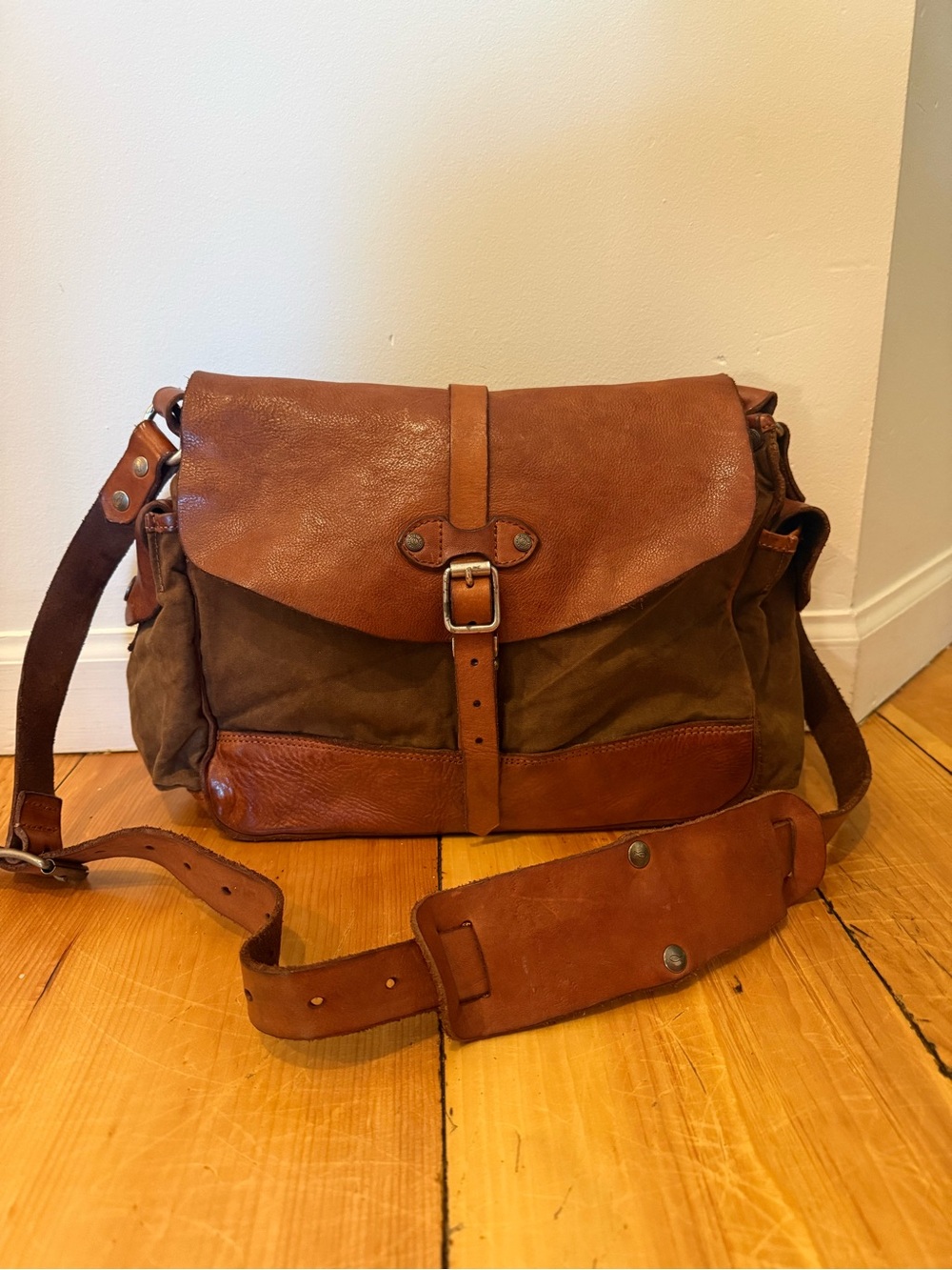 Campomaggi Saturno Shoulder Bag